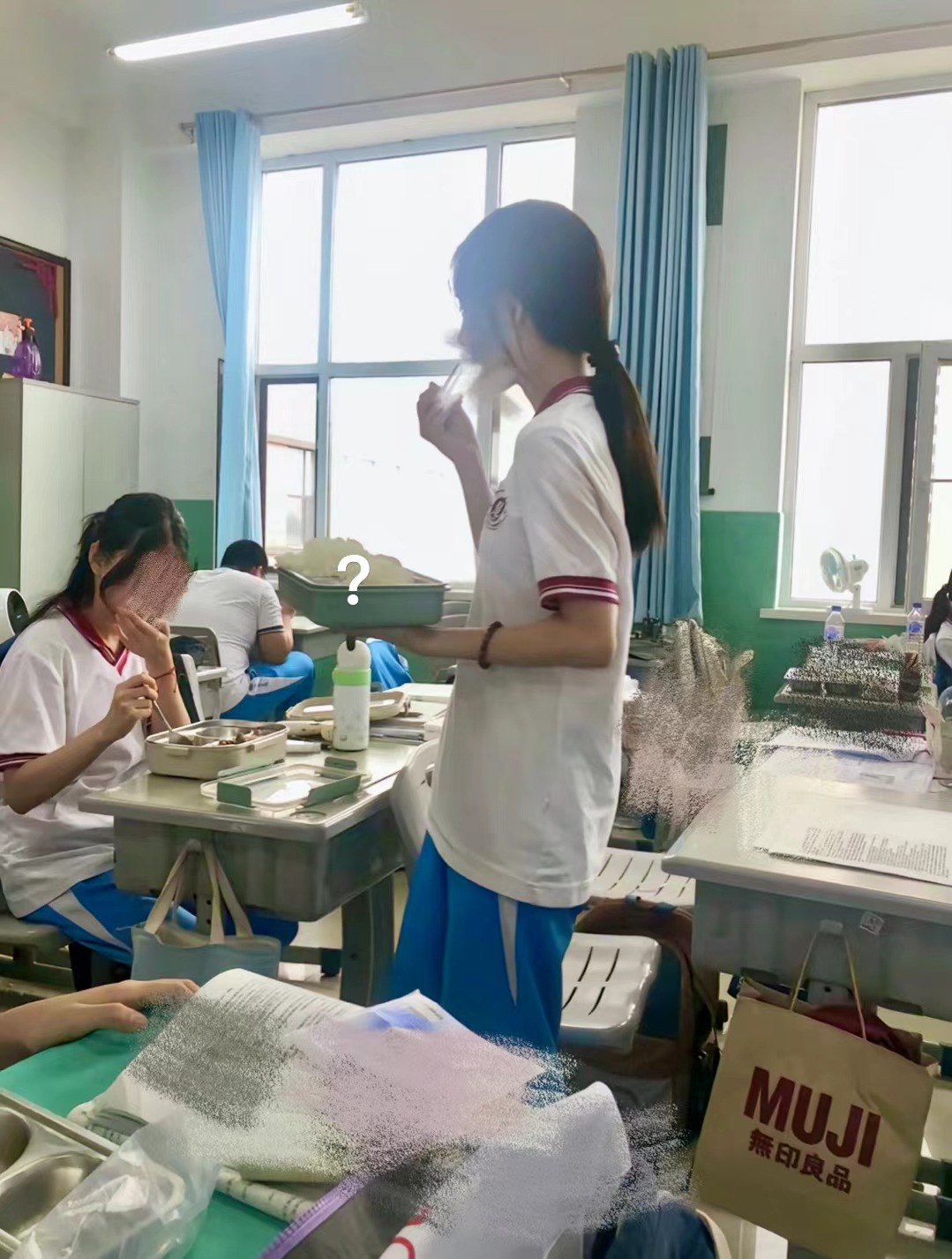 照片被风吹跑了~留下了一封信：我是「大胃王野鸡雯的丑照」，世界这么大我想去转一转，先溜啦